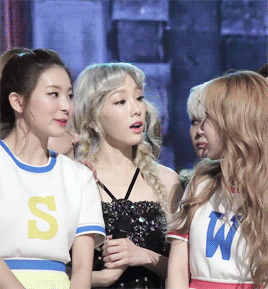 [레드벨벳] 태연 선배를 가릴수 없었던 탱빠 웬디.gif | 인스티즈