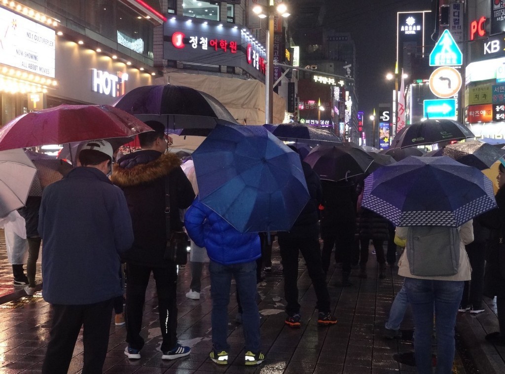 비 내리는 부산 서면의 평일 거리 풍경 | 인스티즈