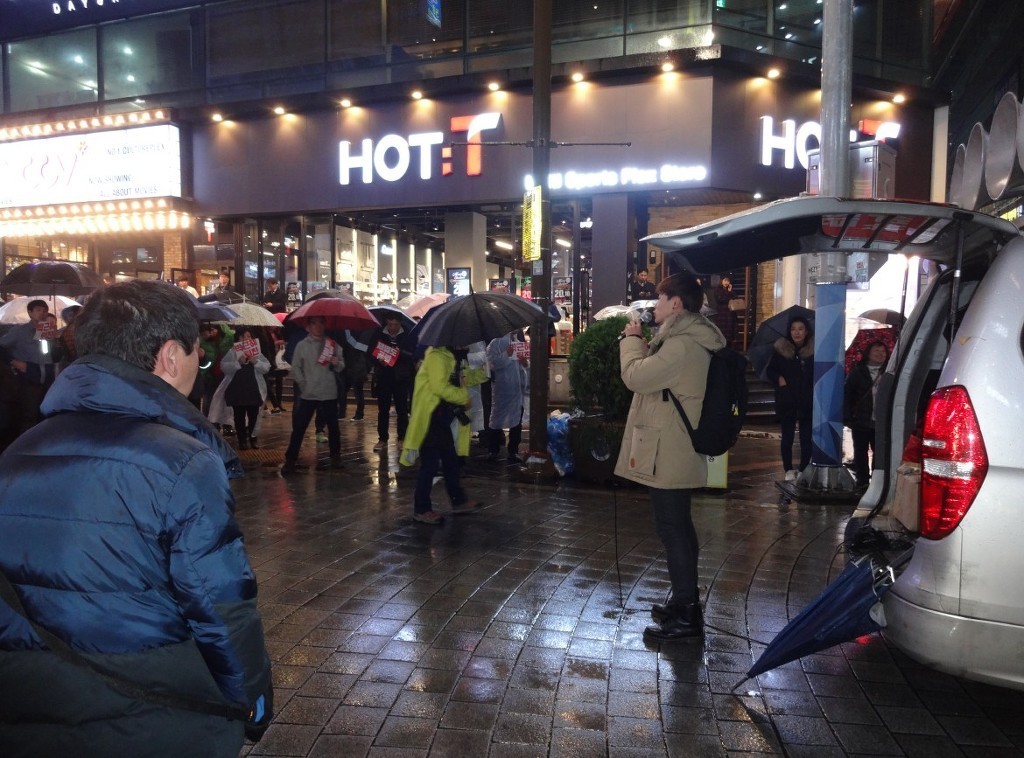 비 내리는 부산 서면의 평일 거리 풍경 | 인스티즈