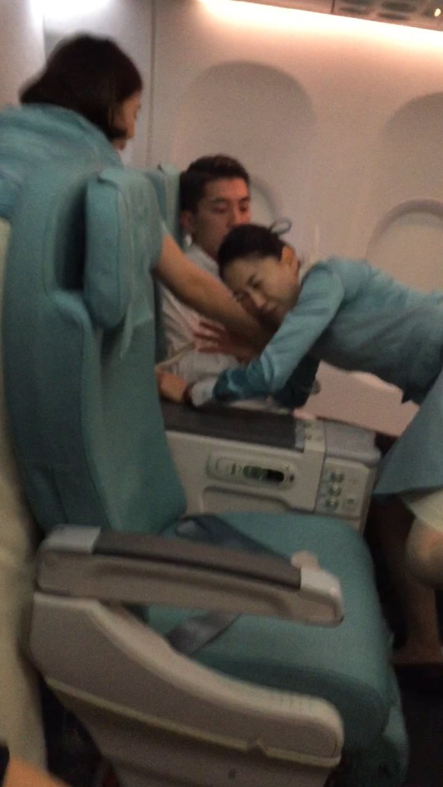 팝스타 리차드 막스, 대한항공에서 장장 4시간 기내 난동에도 승무원 대처 미숙에 불만. 본인이 제압 | 인스티즈