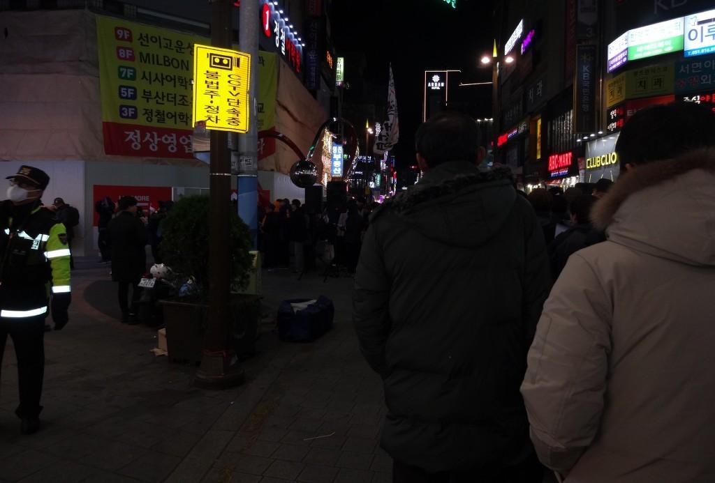 크리스마스 이브의 이브 날... 부산 서면의 저녁 풍경 | 인스티즈