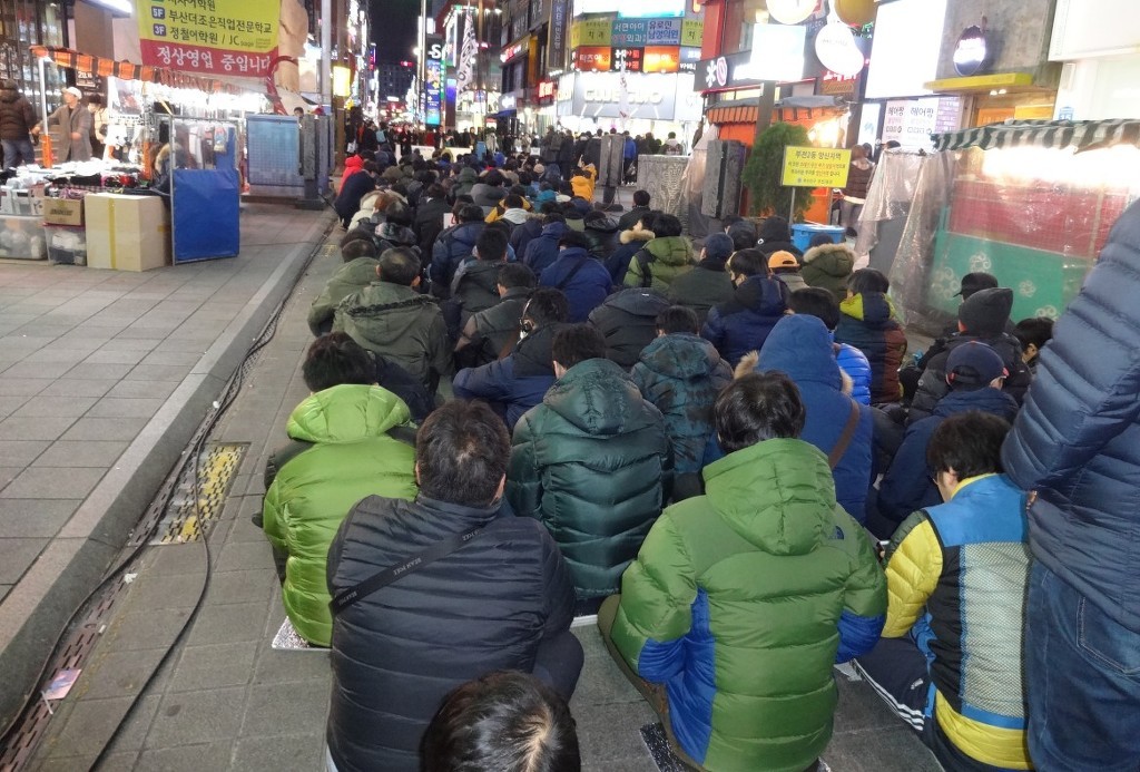 크리스마스 이브의 이브 날... 부산 서면의 저녁 풍경 | 인스티즈