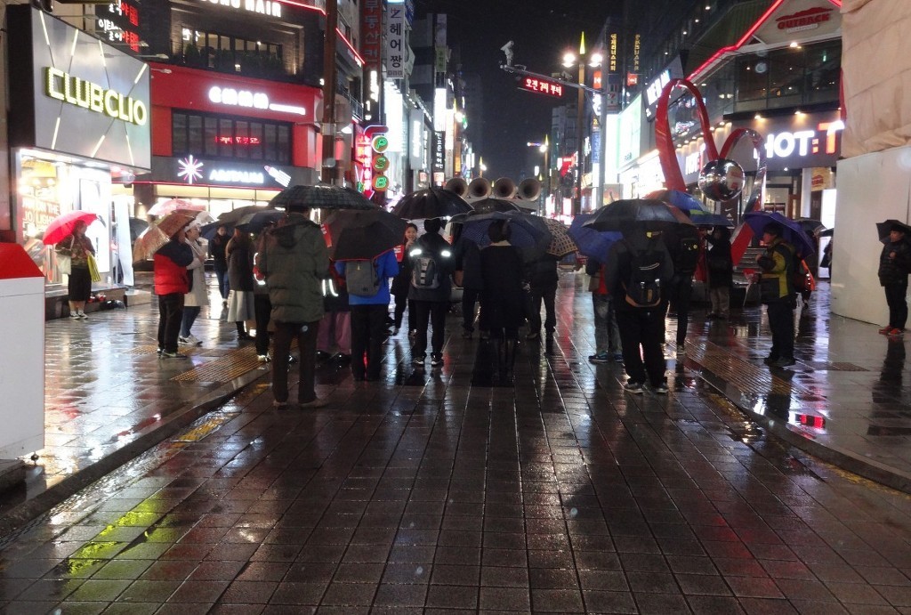 2016년 12월 26일, 비 내리는 서면의 월요일 밤거리 풍경 | 인스티즈