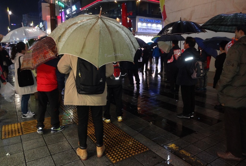 2016년 12월 26일, 비 내리는 서면의 월요일 밤거리 풍경 | 인스티즈