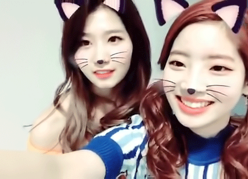 [트와이스] 사나가 v앱을 꺼야해서 슬플때 하는 행동 ㅋ | 인스티즈