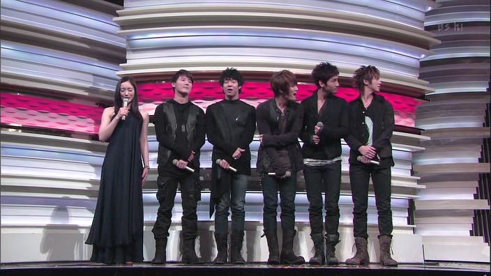 엄!!청!!나게 화려한 무대의상으로 유명한 일본의 여성 가수 | 인스티즈