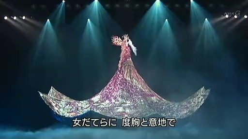 엄!!청!!나게 화려한 무대의상으로 유명한 일본의 여성 가수 | 인스티즈