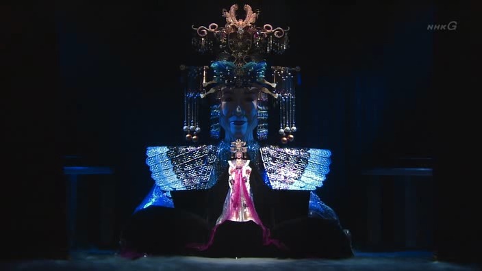 엄!!청!!나게 화려한 무대의상으로 유명한 일본의 여성 가수 | 인스티즈