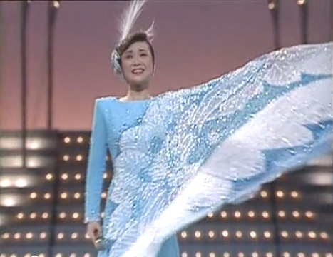 엄!!청!!나게 화려한 무대의상으로 유명한 일본의 여성 가수 | 인스티즈