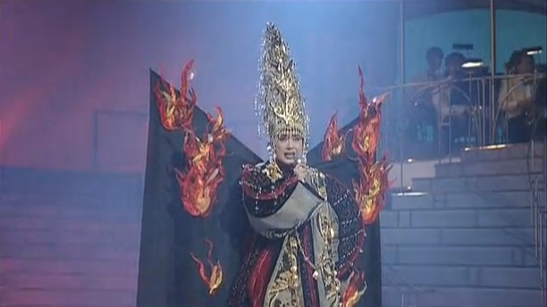 엄!!청!!나게 화려한 무대의상으로 유명한 일본의 여성 가수 | 인스티즈