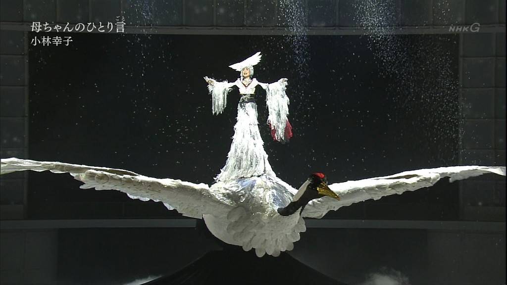 엄!!청!!나게 화려한 무대의상으로 유명한 일본의 여성 가수 | 인스티즈