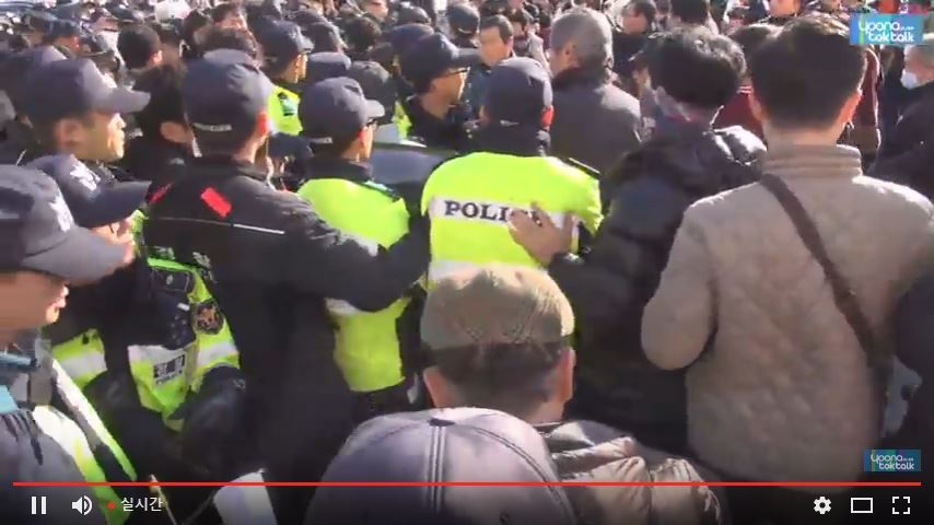 현재 구미시청 앞에서 문재인 방문에 항의하는 박사모 | 인스티즈