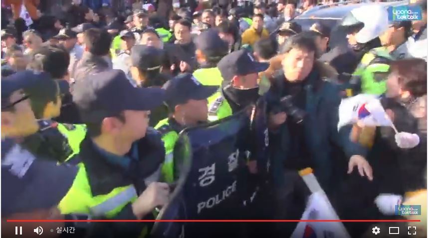 현재 구미시청 앞에서 문재인 방문에 항의하는 박사모 | 인스티즈