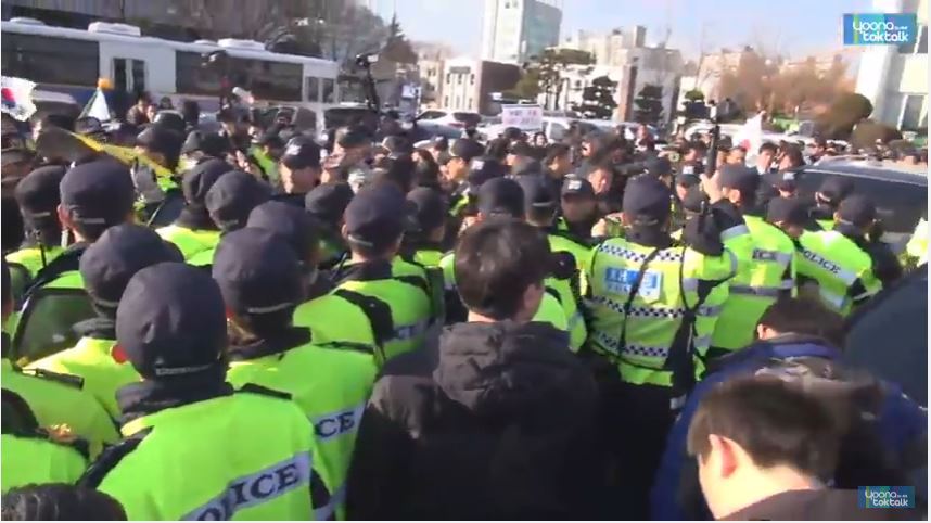 현재 구미시청 앞에서 문재인 방문에 항의하는 박사모 | 인스티즈