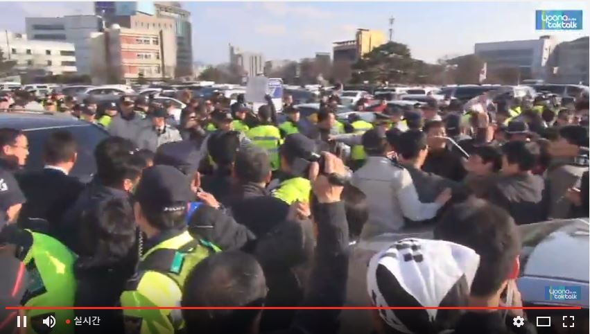 현재 구미시청 앞에서 문재인 방문에 항의하는 박사모 | 인스티즈