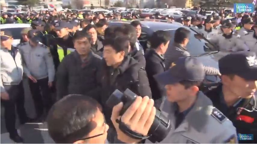 현재 구미시청 앞에서 문재인 방문에 항의하는 박사모 | 인스티즈