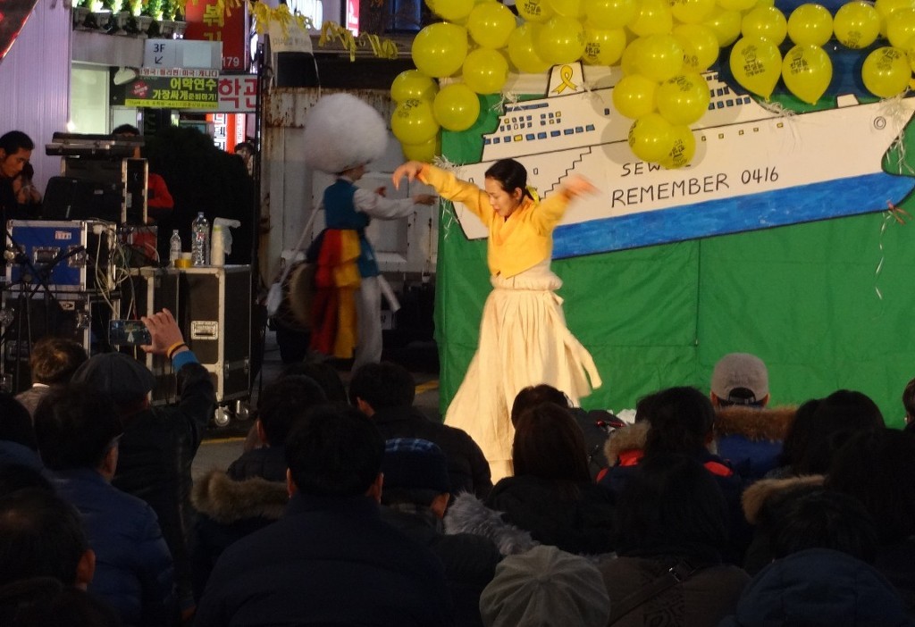 2017년 1월 9일, 천 일을 맞은 부산 서면의 밤거리 풍경 | 인스티즈