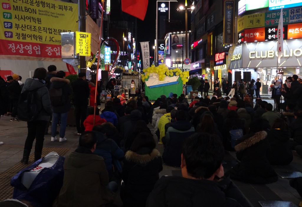 2017년 1월 9일, 천 일을 맞은 부산 서면의 밤거리 풍경 | 인스티즈