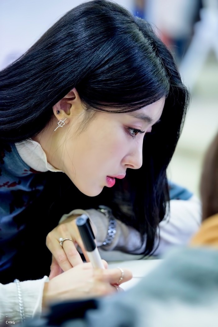 겨울 산에 간 문현아 | 인스티즈