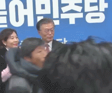 문재인에게 오만원을 건네는 충정도 아저씨 | 인스티즈