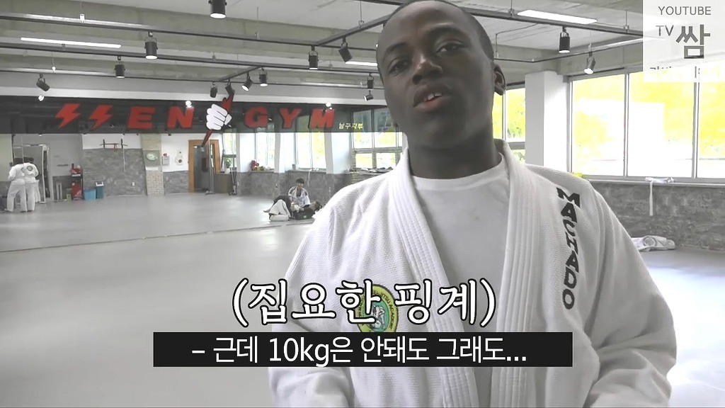 [콩고왕자라비네] PD가 대놓고 웃으며 몰카하는데도 속는 라비와 조나단ㅋㅋㅋㅋㅋㅋㅋ(캡쳐) | 인스티즈