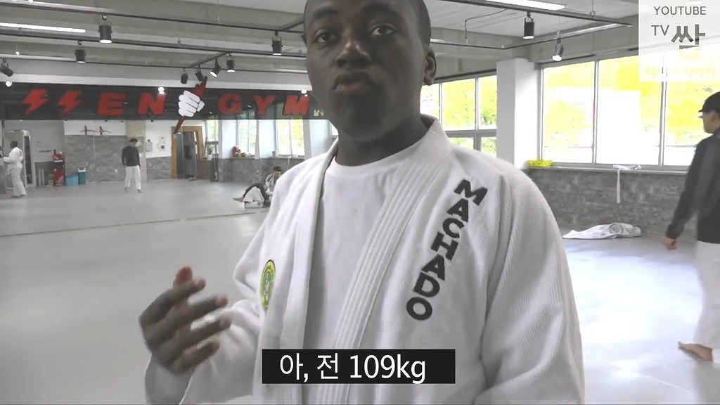 [콩고왕자라비네] PD가 대놓고 웃으며 몰카하는데도 속는 라비와 조나단ㅋㅋㅋㅋㅋㅋㅋ(캡쳐) | 인스티즈