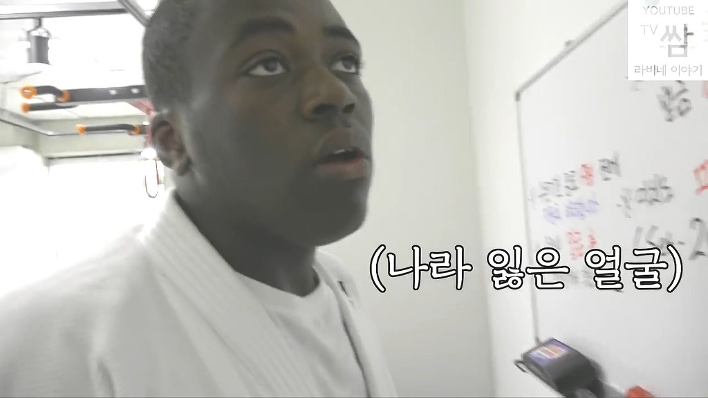 [콩고왕자라비네] PD가 대놓고 웃으며 몰카하는데도 속는 라비와 조나단ㅋㅋㅋㅋㅋㅋㅋ(캡쳐) | 인스티즈