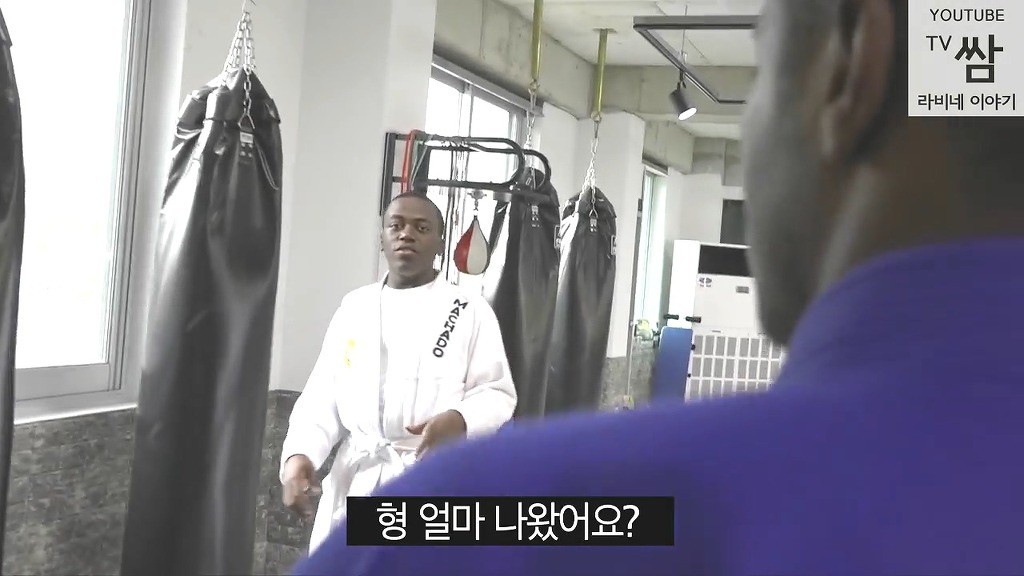 [콩고왕자라비네] PD가 대놓고 웃으며 몰카하는데도 속는 라비와 조나단ㅋㅋㅋㅋㅋㅋㅋ(캡쳐) | 인스티즈