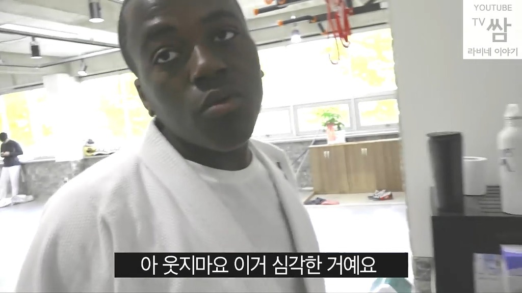 [콩고왕자라비네] PD가 대놓고 웃으며 몰카하는데도 속는 라비와 조나단ㅋㅋㅋㅋㅋㅋㅋ(캡쳐) | 인스티즈