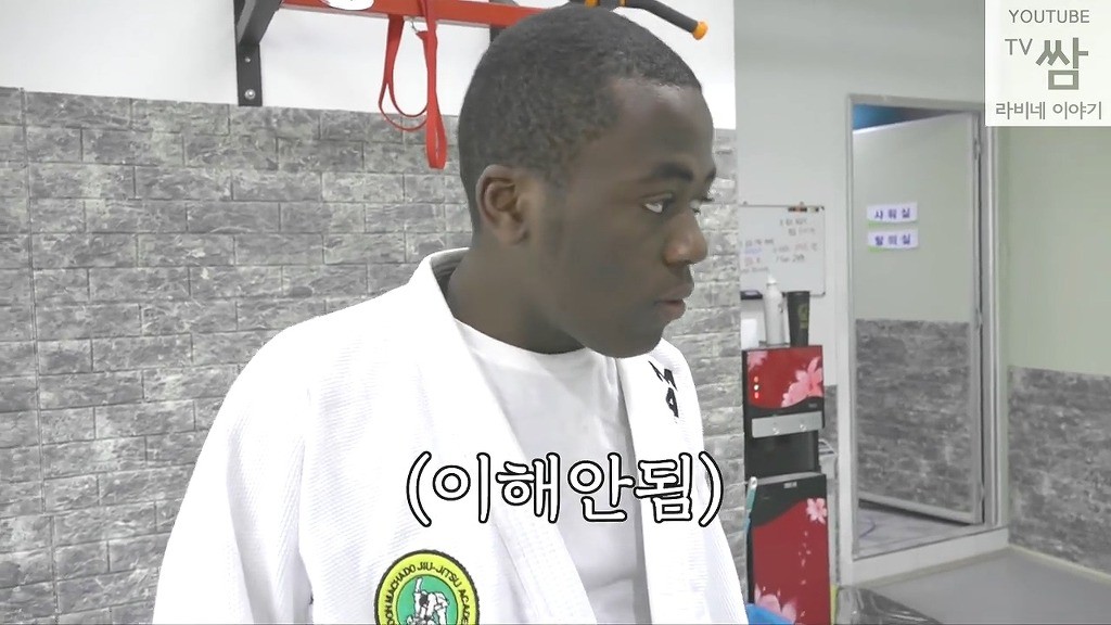 [콩고왕자라비네] PD가 대놓고 웃으며 몰카하는데도 속는 라비와 조나단ㅋㅋㅋㅋㅋㅋㅋ(캡쳐) | 인스티즈