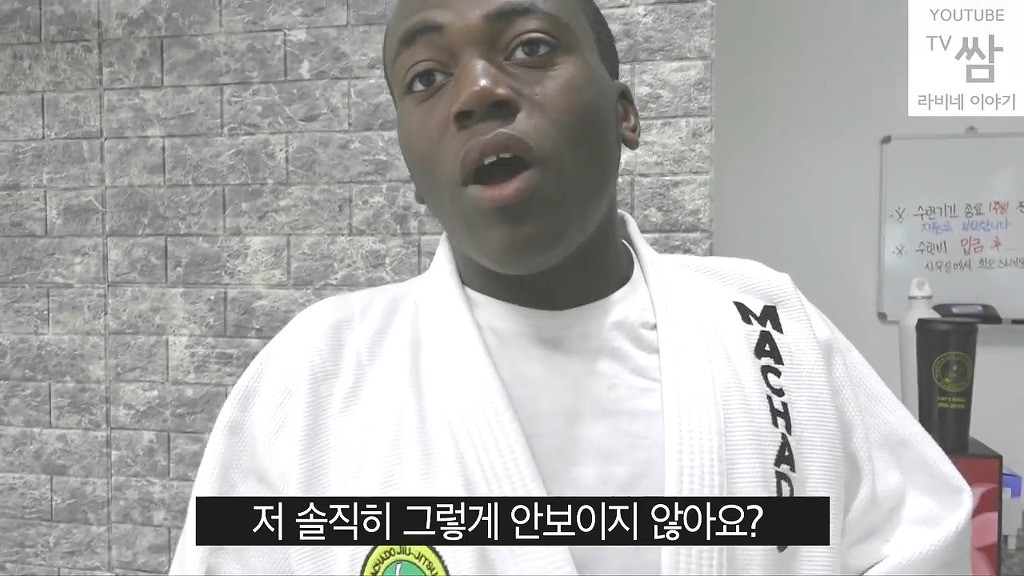 [콩고왕자라비네] PD가 대놓고 웃으며 몰카하는데도 속는 라비와 조나단ㅋㅋㅋㅋㅋㅋㅋ(캡쳐) | 인스티즈