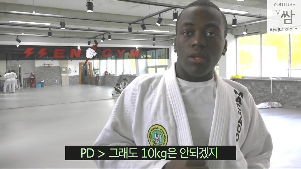 [콩고왕자라비네] PD가 대놓고 웃으며 몰카하는데도 속는 라비와 조나단ㅋㅋㅋㅋㅋㅋㅋ(캡쳐) | 인스티즈