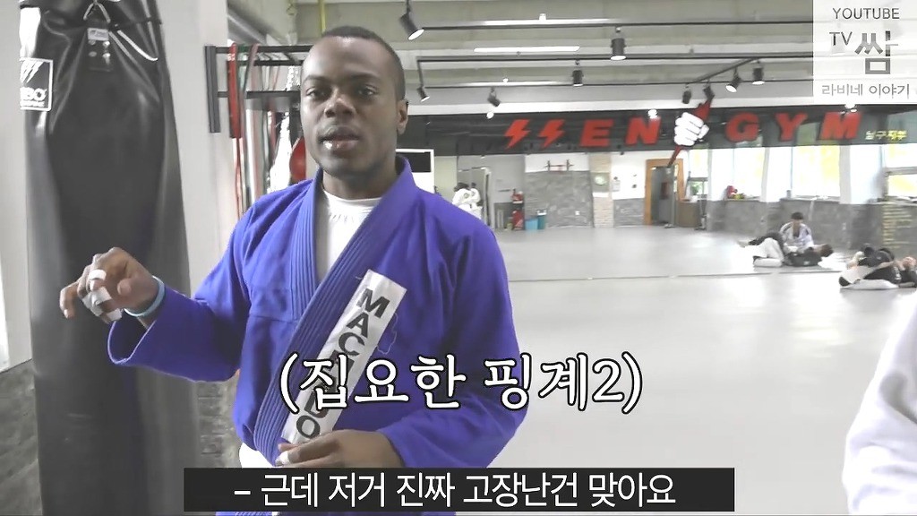 [콩고왕자라비네] PD가 대놓고 웃으며 몰카하는데도 속는 라비와 조나단ㅋㅋㅋㅋㅋㅋㅋ(캡쳐) | 인스티즈