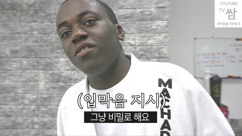 [콩고왕자라비네] PD가 대놓고 웃으며 몰카하는데도 속는 라비와 조나단ㅋㅋㅋㅋㅋㅋㅋ(캡쳐) | 인스티즈