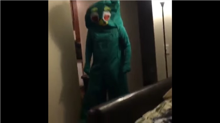 평소에 좋아하던 인형이랑 똑같은 옷을 입고 나타난 주인 | 인스티즈