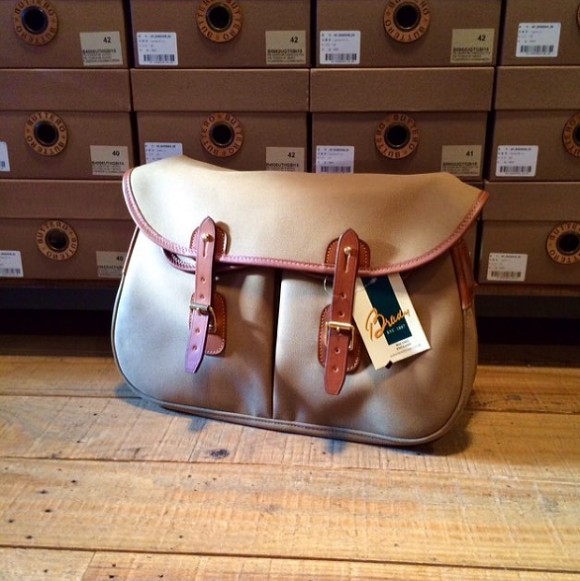 아메리칸 캐쥬얼을 추구하는 사람들에겐 필수템이나 다름없는 가방 | 인스티즈