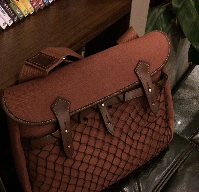 아메리칸 캐쥬얼을 추구하는 사람들에겐 필수템이나 다름없는 가방 | 인스티즈