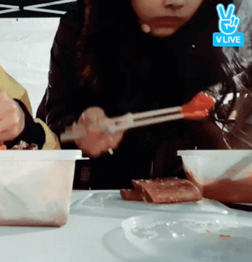 [트와이스] 정연언니가 팬들한테 말하고 있는데 팬들 대신 대답하는 쯔위ㅋ | 인스티즈