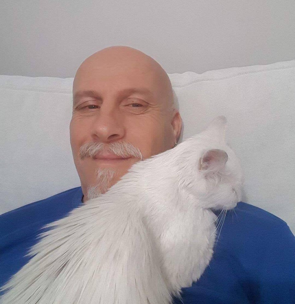 건물 자동문에 끼어 심장마비 온 길고양이를 심폐소생술로 살린 의사 이야기 | 인스티즈