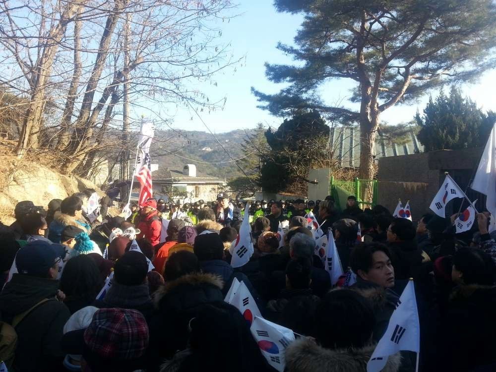 손석희 집앞에 난리났네 | 인스티즈