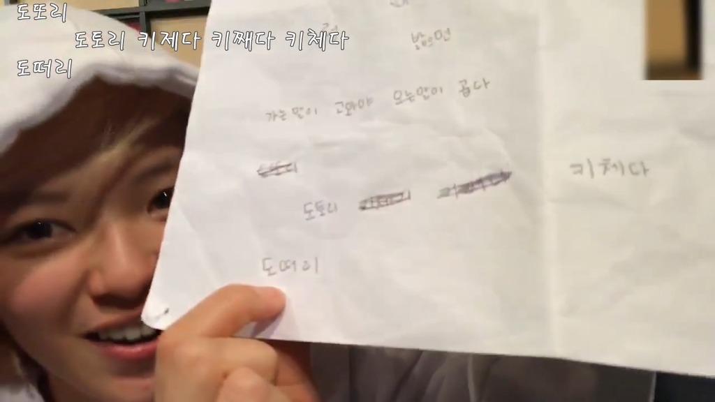 [트와이스] 외국인멤버 모모vs쯔위 한국어 받아쓰기 대결 | 인스티즈