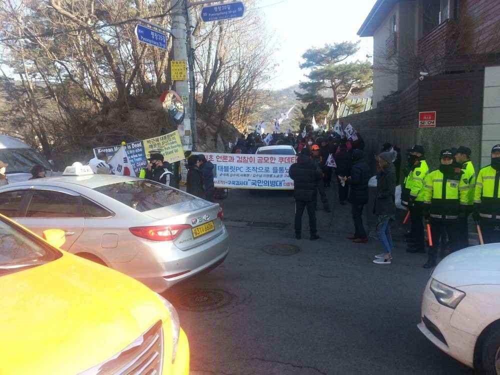 손석희 집앞에 난리났네 | 인스티즈