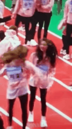 [트와이스] 신곡 낰낰 스포하다가 팀장님한테 불려가서 혼난 지효,나연이 | 인스티즈