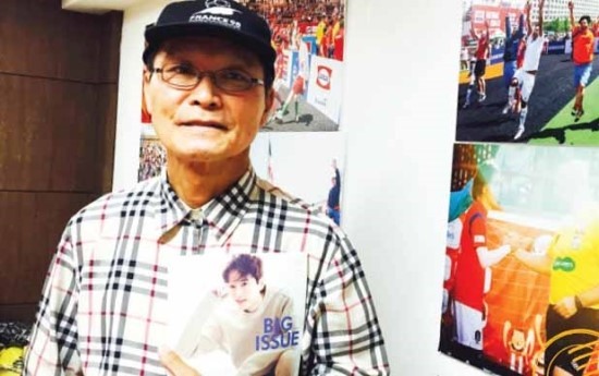 홍대입구에서 빅이슈를 판매하는 70대노인 | 인스티즈