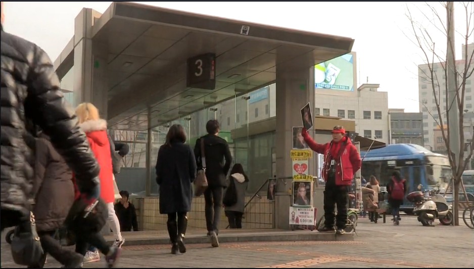 홍대입구에서 빅이슈를 판매하는 70대노인 | 인스티즈