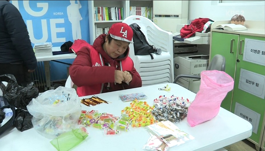 홍대입구에서 빅이슈를 판매하는 70대노인 | 인스티즈