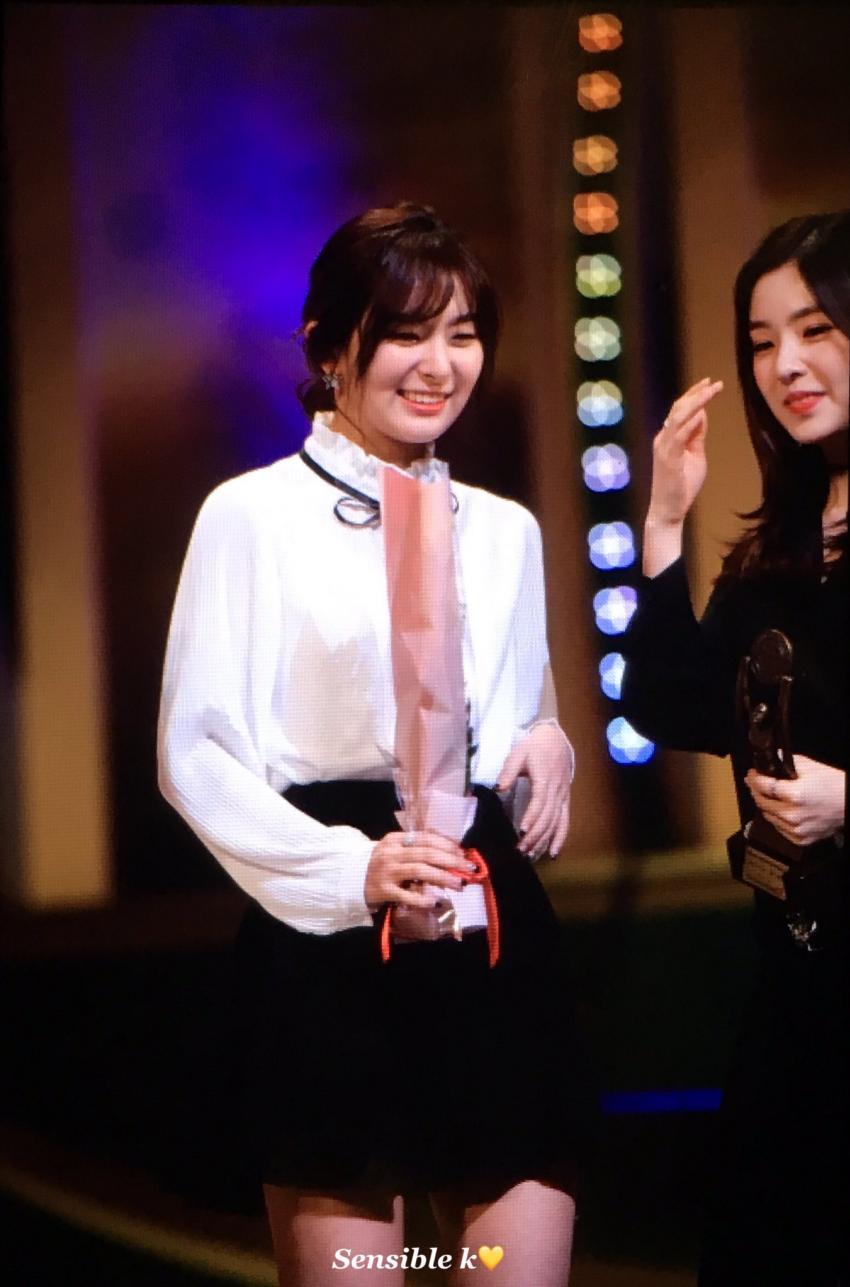 대한민국 연예예술상 신입그룹상을 받은 레드벨벳 | 인스티즈