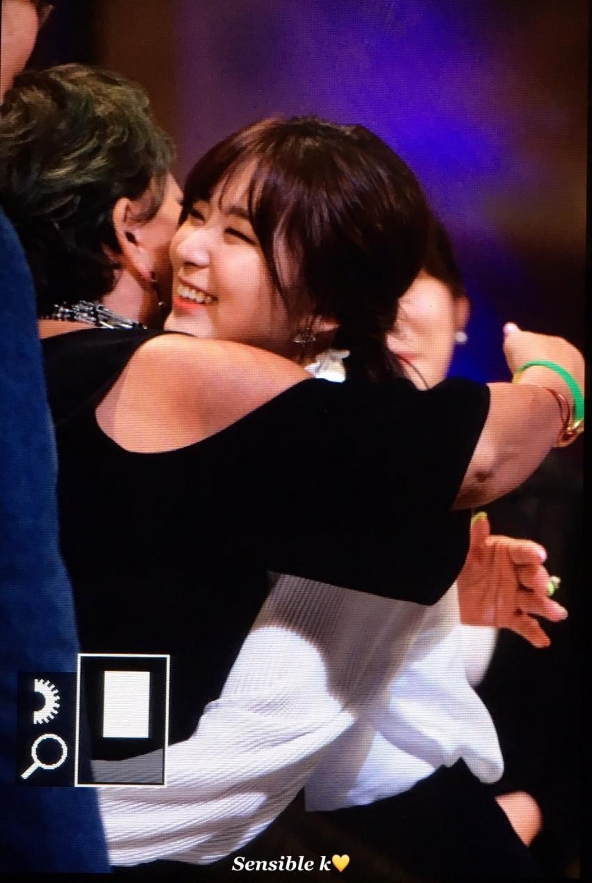 대한민국 연예예술상 신입그룹상을 받은 레드벨벳 | 인스티즈