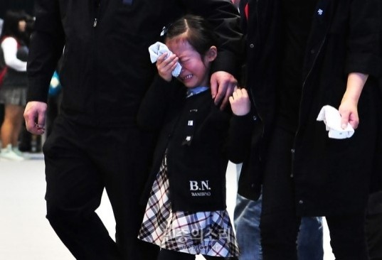 나의 사진 앞에 서 있는 그대, 제발 눈물을 멈춰요.jpg | 인스티즈