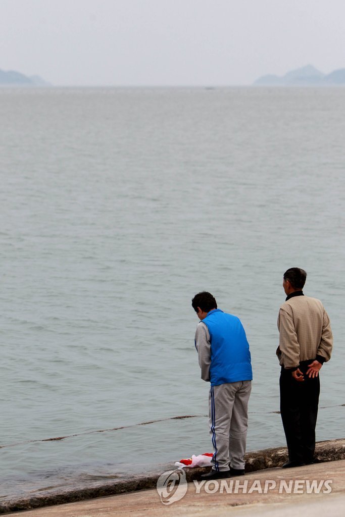 나의 사진 앞에 서 있는 그대, 제발 눈물을 멈춰요.jpg | 인스티즈